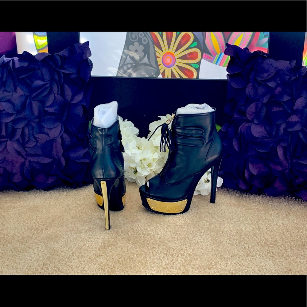 Black heeled bootie